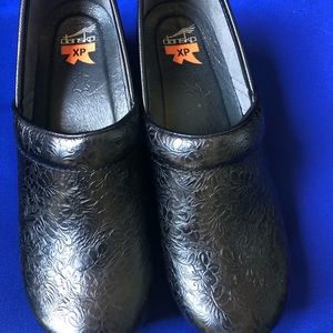 Dansko Black Floral Tooled Pull-Up Clogs size 39